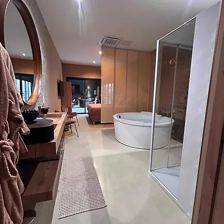 La Maison Coloniale Privatives De Luxe Bed and Breakfast 4*